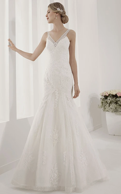 Meerjungfrauenkleid aus Spitze mit V-Ausschnitt und Paillettendetails