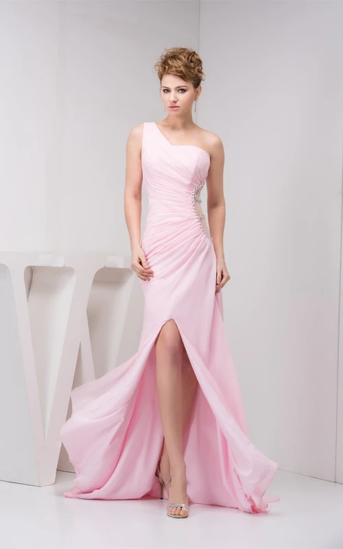 Vestido asimétrico con cola larga y abertura frontal, color rosa empolvado, con abertura en el hombro y abertura en forma de ojo de cerradura.