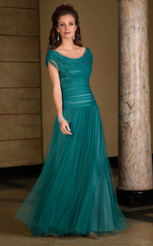 Vestido largo de tul con mangas cortas, fruncidos y abalorios para la madre de la novia.