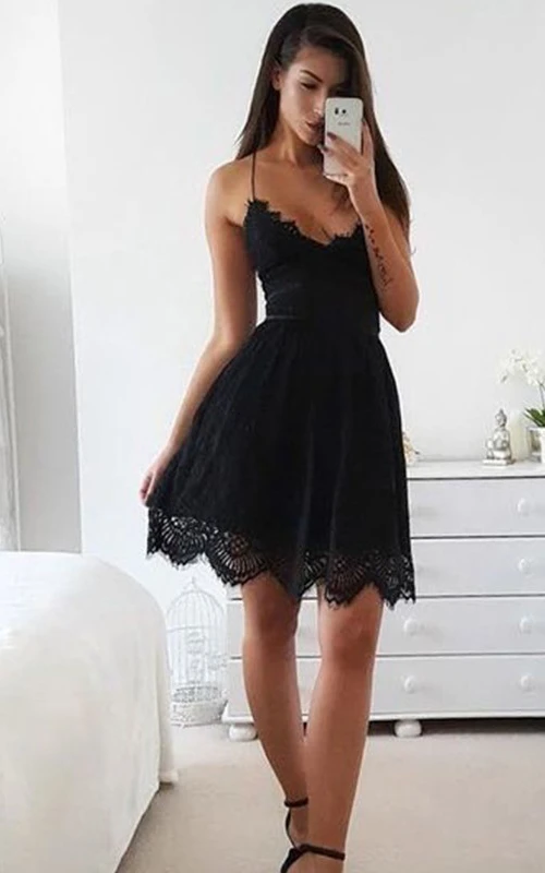Ärmelloses, kurzes Mini-Abendkleid in A-Linie mit Spaghettiträgern, V-Ausschnitt, offenem Rücken und Bindebändern am Rücken