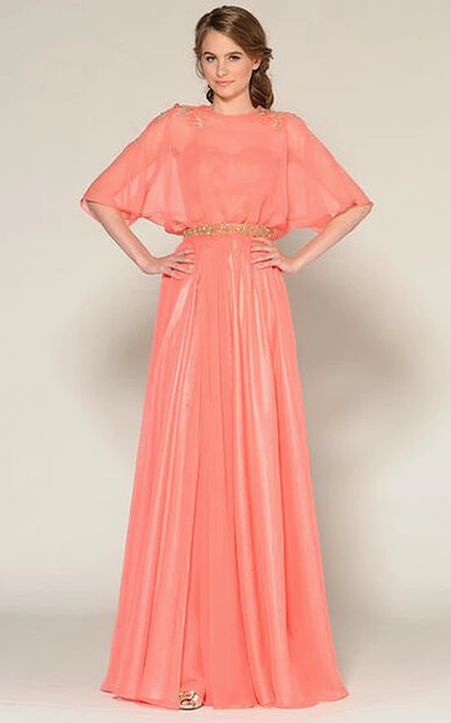 Vestido largo de fiesta con escote joya, mangas murciélago y detalles de pedrería, con pliegues.