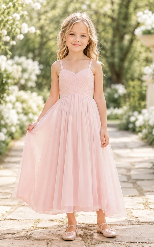 Robe de demoiselle d'honneur en dentelle rose poudré et tulle, coupe trapèze, manches courtes, col rond, longueur thé