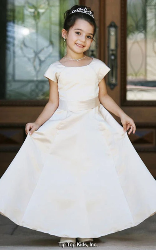 Robe de demoiselle d'honneur longue fendue sur le devant en satin avec nœud et ceinture.