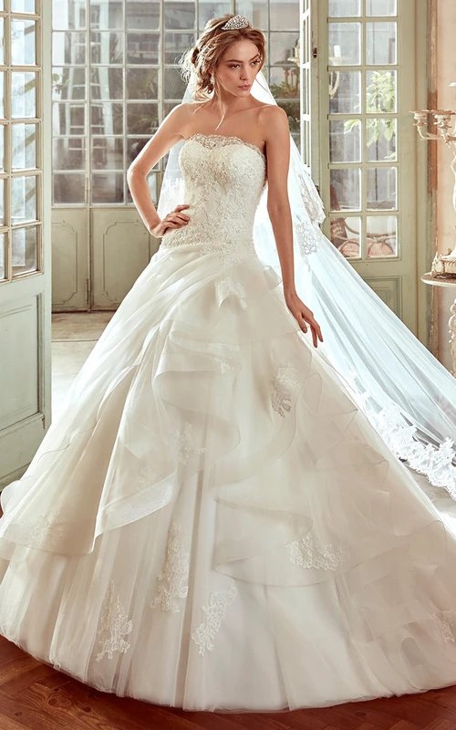 Vestido de novia palabra de honor de corte A con falda fruncida y drapeado lateral.
