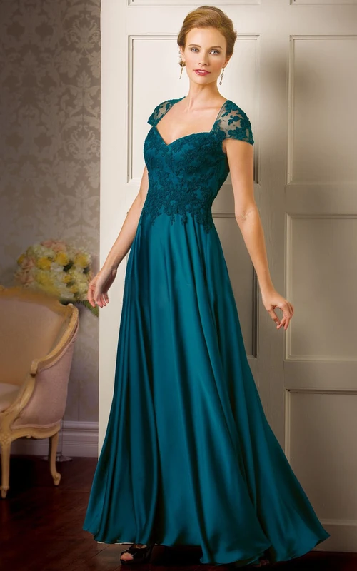 Vestido largo de manga corta para la madre de la novia con apliques y espalda ilusión.