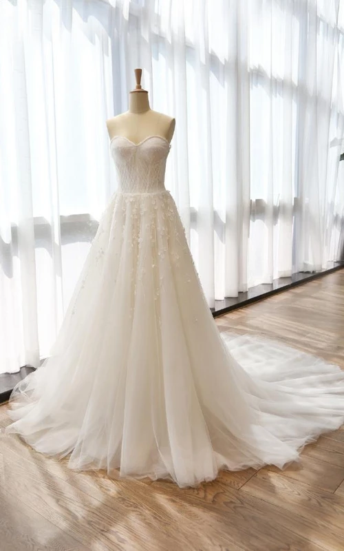 Vestido de satén de encaje de tul con escote corazón, sin mangas, corte en A, largo hasta la rodilla, con cremallera y abertura en forma de ojo de cerradura.