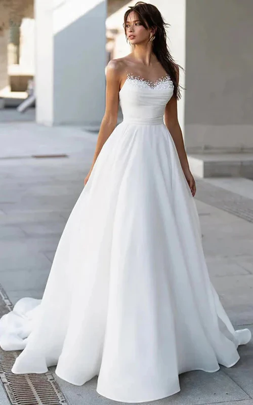 Vestido de novia de satén sin tirantes, con corte imperio y fruncido, estilo princesa, con pedrería.