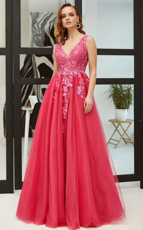 Vestido de noche sencillo de corte A con escote en V, espalda descubierta y apliques.