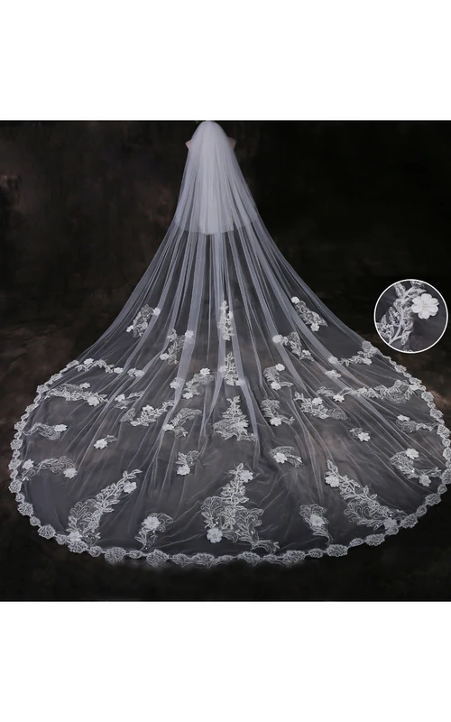 Voile de mariée en tulle vaporeux de style cathédrale, bordé de dentelle et orné d'appliqués floraux