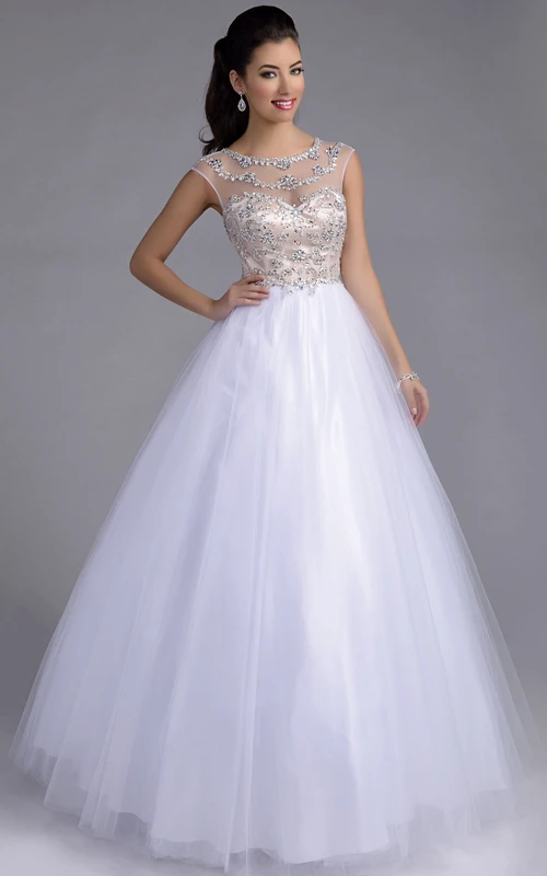 Vestido de fiesta de corte A con mangas cortas de tul, corpiño con pedrería y espalda transparente.
