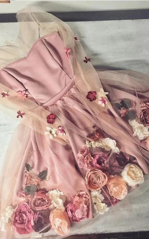 Niedliches, kurzes, transparentes Ballkleid mit langen Ärmeln und floraler Verzierung in Rosa mit Blumenmuster
