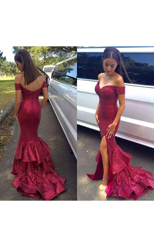 Glamuroso vestido de fiesta estilo sirena con lentejuelas, volantes, abertura frontal y hombros descubiertos.