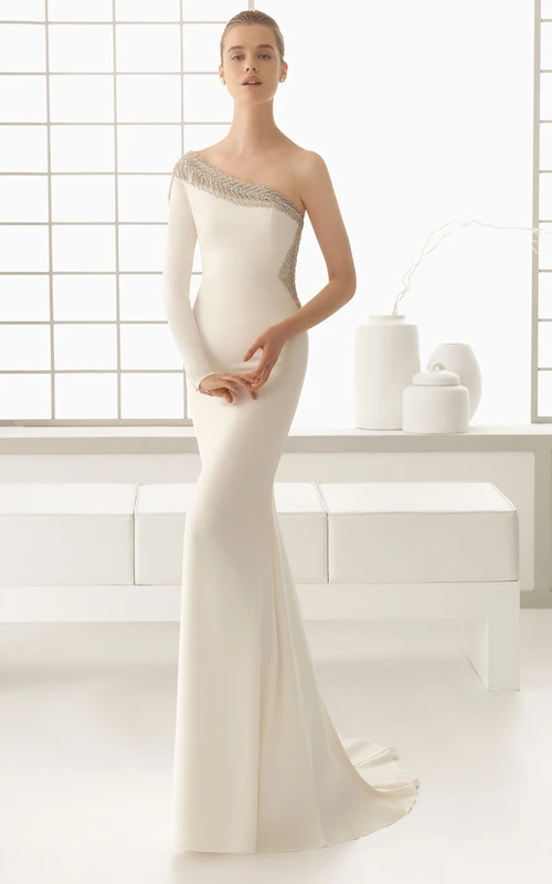 Vestido de manga larga con un solo hombro y detalles de cuentas