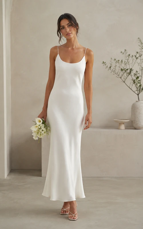 Robe de mariée fourreau en satin blanc à fines bretelles spaghetti