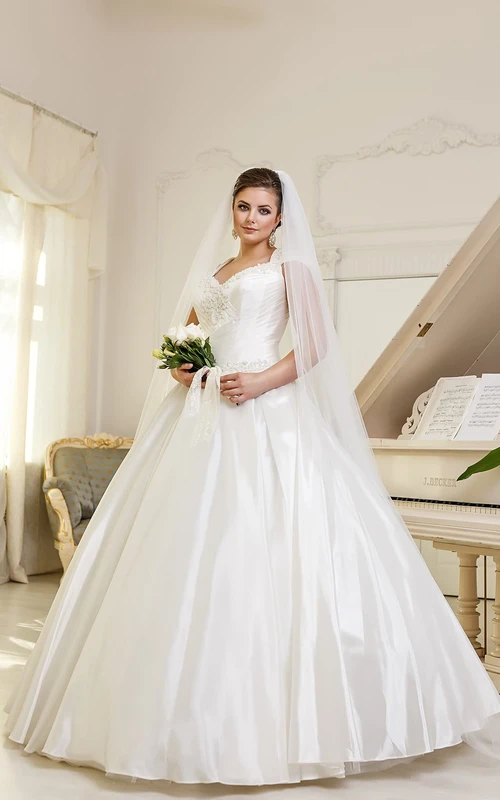 Vestido de gala largo hasta el suelo, escote en V, mangas cortas, espalda tipo corsé, satén con fruncidos y apliques.