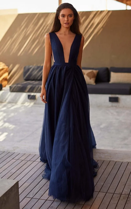 Schlichtes A-Linien-Abendkleid mit tiefem Ausschnitt und Schlitz vorne