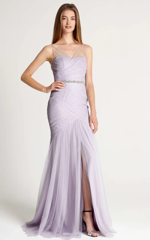 Vestido de dama de honor de tul sin mangas con escote en V fruncido estilo sirena y joyas en la cintura.