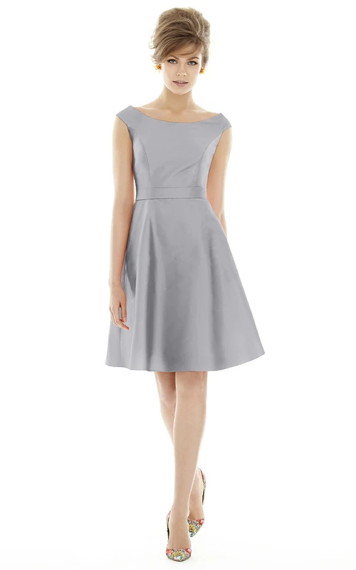 Robe fourreau élégante en satin avec ceinture et plis