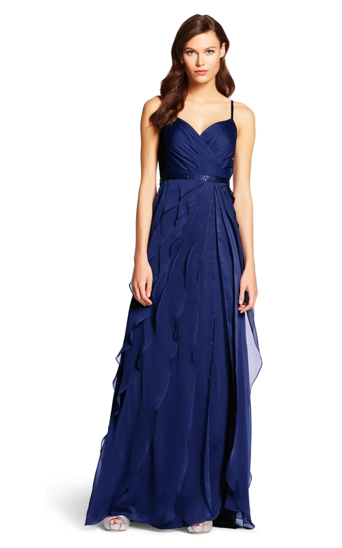 Vestido de dama de honor largo hasta el suelo, de gasa, con tirantes finos fruncidos, escote en A, joyas en la cintura y drapeado.