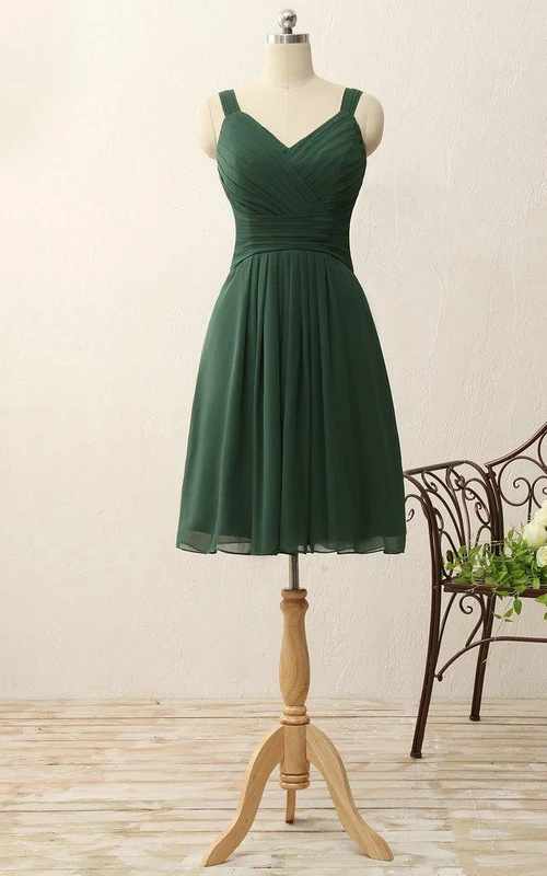 Kurzes, knielanges Chiffonkleid mit V-Ausschnitt, A-Linie und Falten