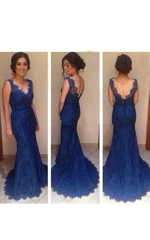Robe longue trompette en mousseline et dentelle, sans manches, col en V, ornée d'appliques et traîne.
