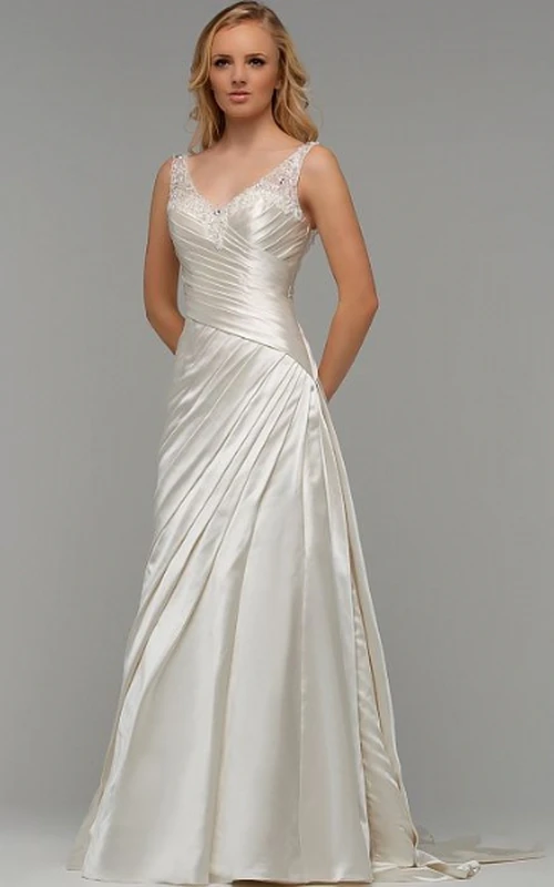 Bodenlanges, gerafftes Satin-Brautkleid mit V-Ausschnitt, Schleppe und Schnürung