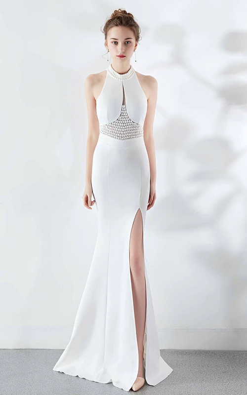 Robe de mariée longue rouge à traîne et col halter, style automne, pour un banquet de mariage ou une soirée.
