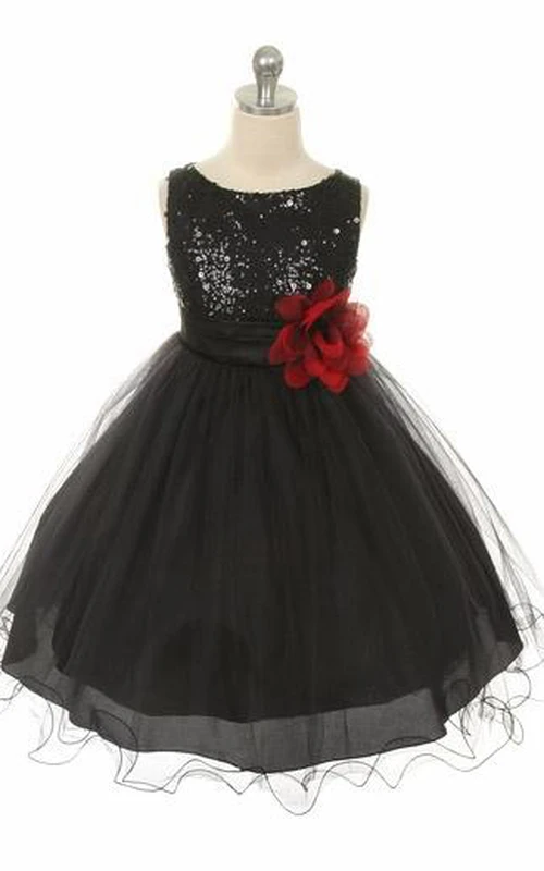 Blumenmädchenkleid in Teelänge mit Pailletten und Satin, verziert mit einem Gürtel