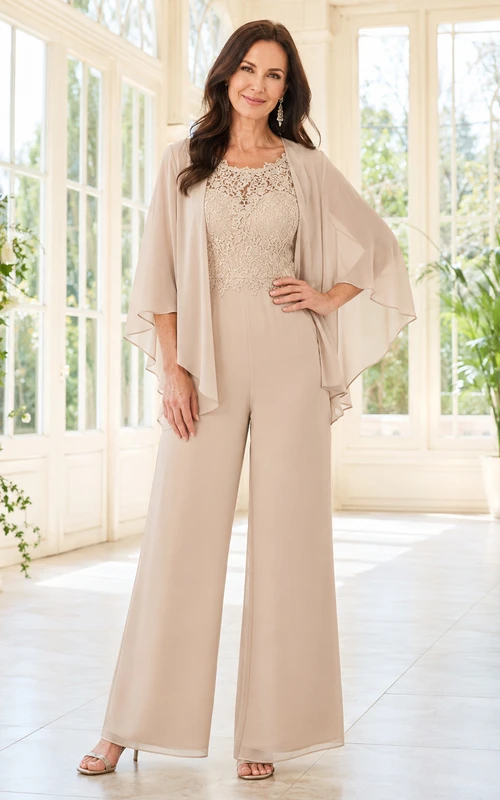 Conjunto de pantalón y chaqueta Champagne Mother con capa, corpiño con cuentas y pantalón de pierna ancha.