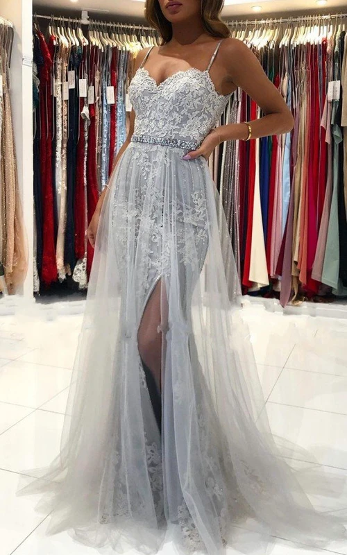 Vestido formal largo sin mangas de encaje etéreo con corte en A y apliques.