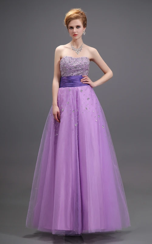 Robe trapèze décolletée en cœur avec corsage perlé et tulle superposé