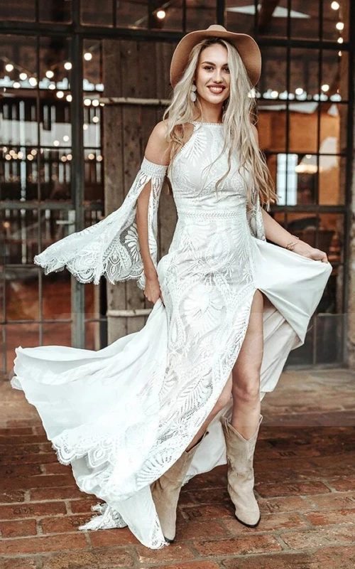Vestido de novia bohemio de corte recto con encaje y abertura frontal, estilo campestre, mangas acampanadas y estilo country.