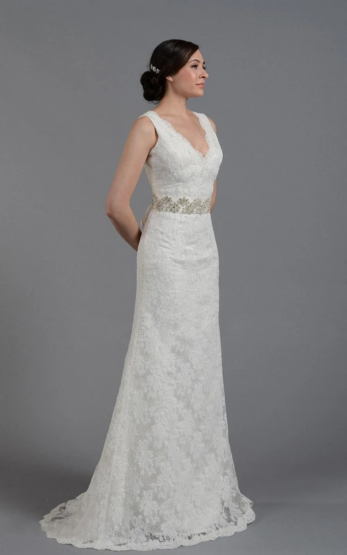 Precioso vestido de novia sin mangas con escote en V y encaje, con cinturón adornado con cristales.