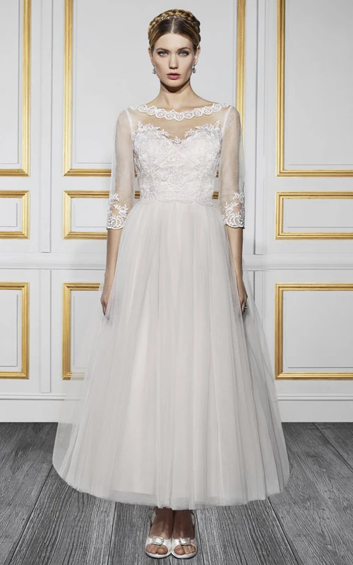 Vestido de novia de tul con apliques, escote barco y mangas tres cuartos, largo hasta los tobillos