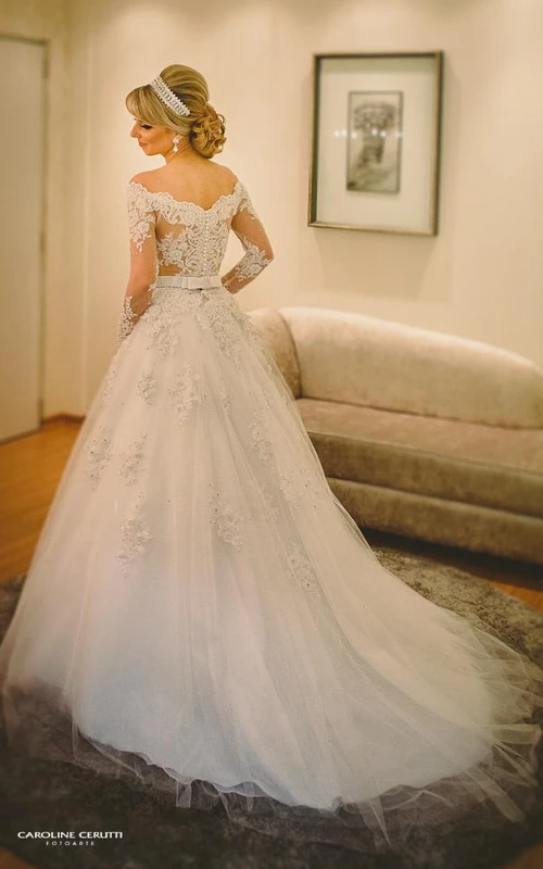 Precioso vestido de novia de tul con apliques de encaje y abalorios, manga larga.
