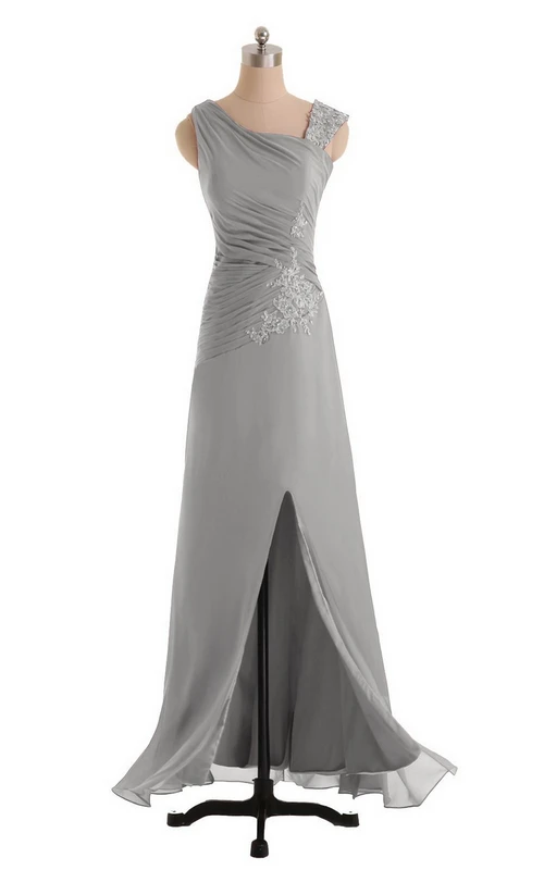 Vestido de gasa sin mangas con abertura frontal y fruncido.