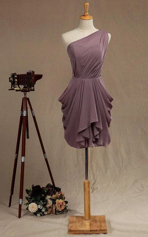 Chiffonkleid mit einem Träger, knielang und mit Falten