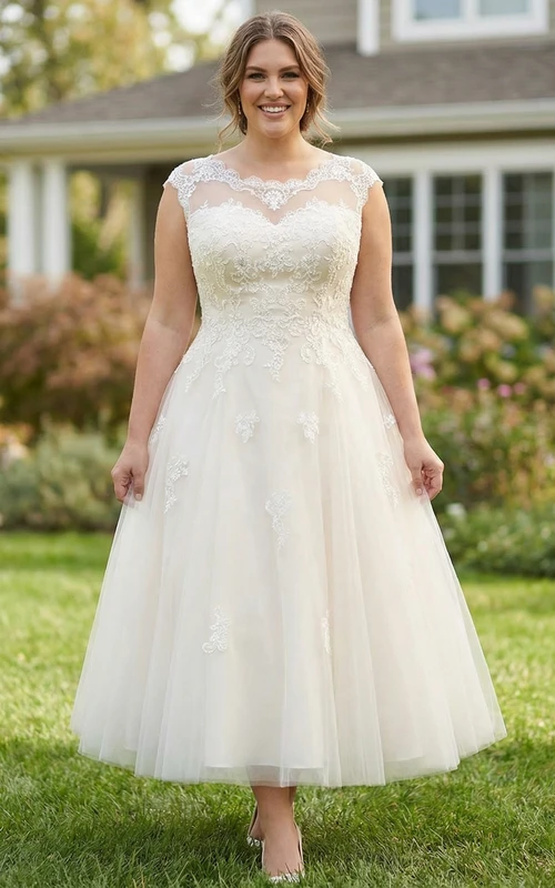 Plus Size Teelänge Brautkleid aus Spitze und Tüll