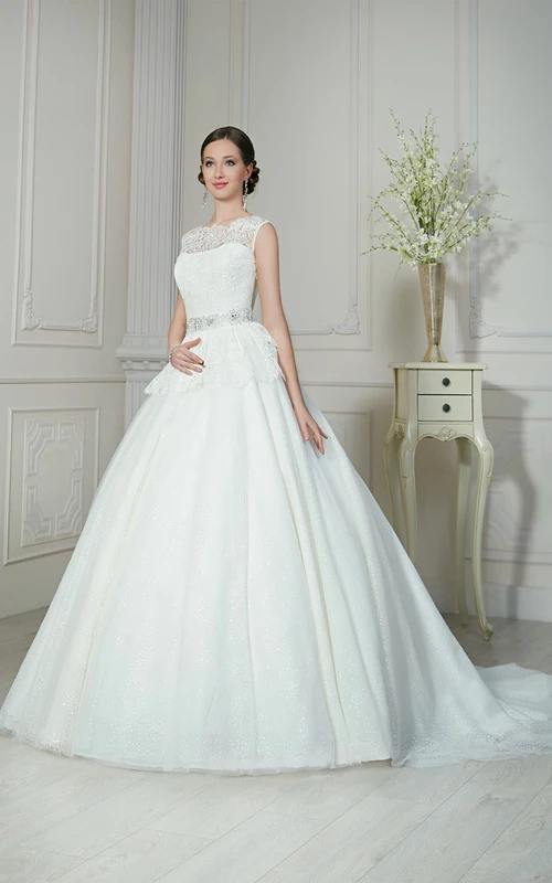Vestido de tul sin mangas, largo hasta el suelo, con escote barco y corte en A, con lentejuelas y abalorios.