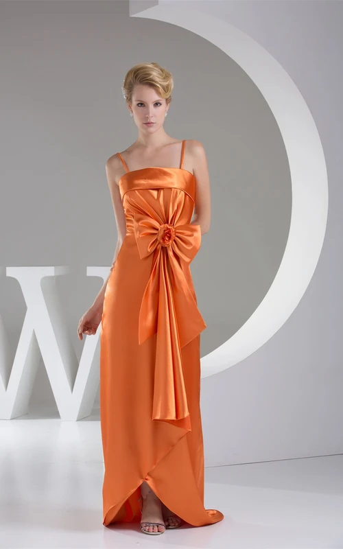 Vestido largo de satén sin mangas con lazo y tirantes finos.