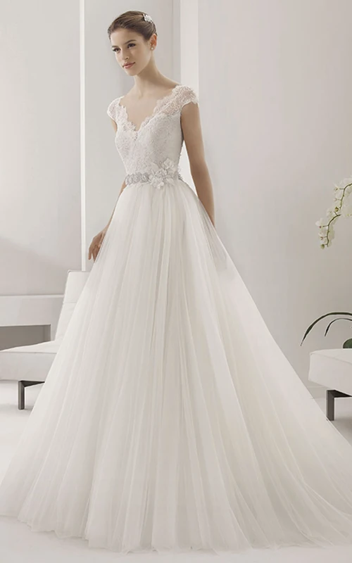 Ballkleid aus Tüll mit geschwungenem V-Ausschnitt, kurzen Ärmeln, Spitzenoberteil und floraler Perlenstickerei an der Taille