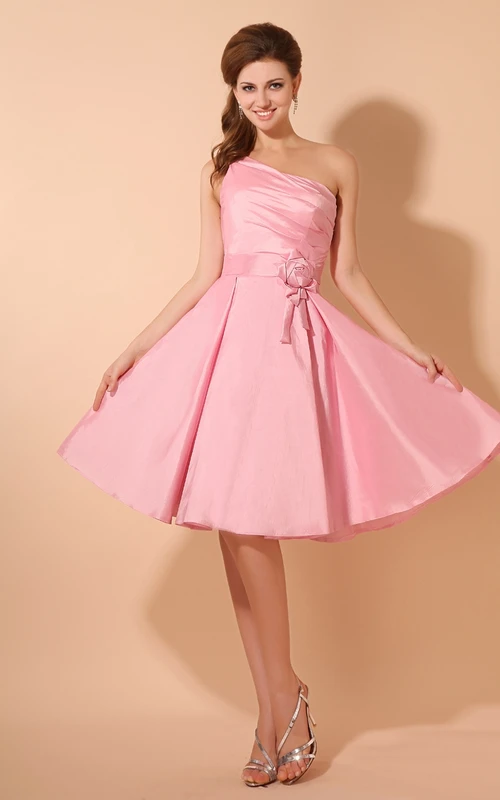 Vestido corto palabra de honor de tafetán con corpiño fruncido y flor