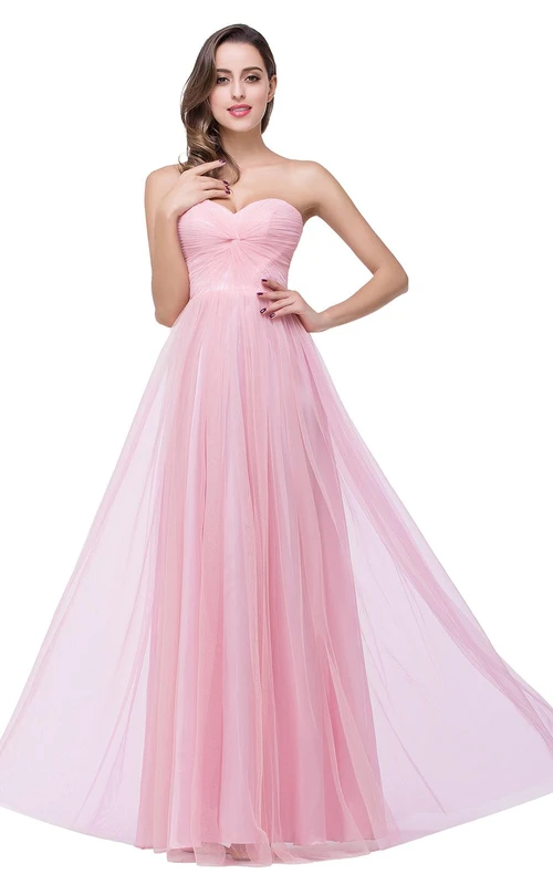 Elegante vestido de dama de honor rosa rubor con escote corazón y largo fruncido para fiesta de graduación.