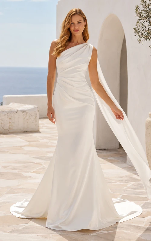 Robe de mariée fourreau en satin drapé à une épaule et traîne minimaliste