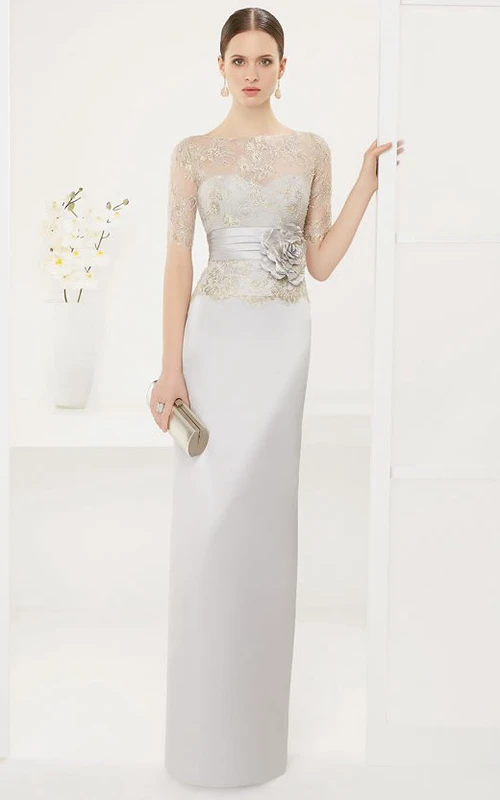 Robe longue fourreau en satin à manches courtes, style bateau, avec haut en dentelle et fleur.