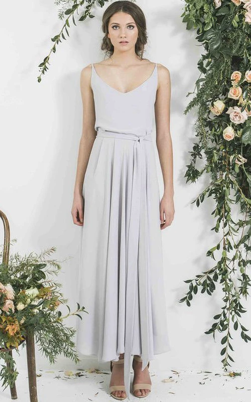 Robe de demoiselle d'honneur en mousseline plissée à fines bretelles et sans manches, longueur cheville