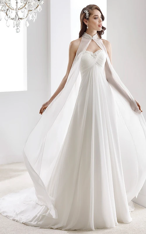 Robe de mariée en mousseline drapée à col montant et décolleté en cœur, ornée de perles et d'un buste croisé.