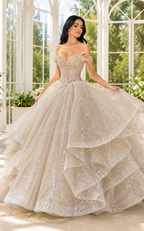 Vestido de princesa de quinceañera de lujo color champán con hombros descubiertos y capas de purpurina holográfica,