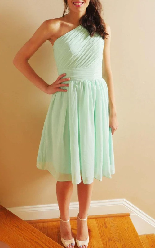 Kurzes, schulterfreies Chiffonkleid mit Falten und Reißverschluss