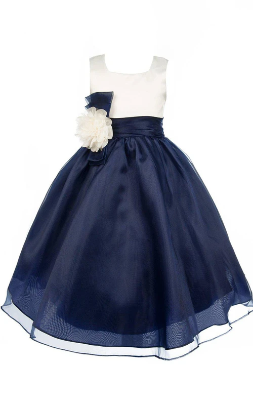 Robe trapèze sans manches avec fleur et plis